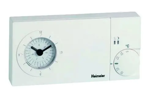 Weißer Raumthermostat mit analoge Zeitschaltuhr und Temperaturregler, markiert mit der Marke Heimeier.